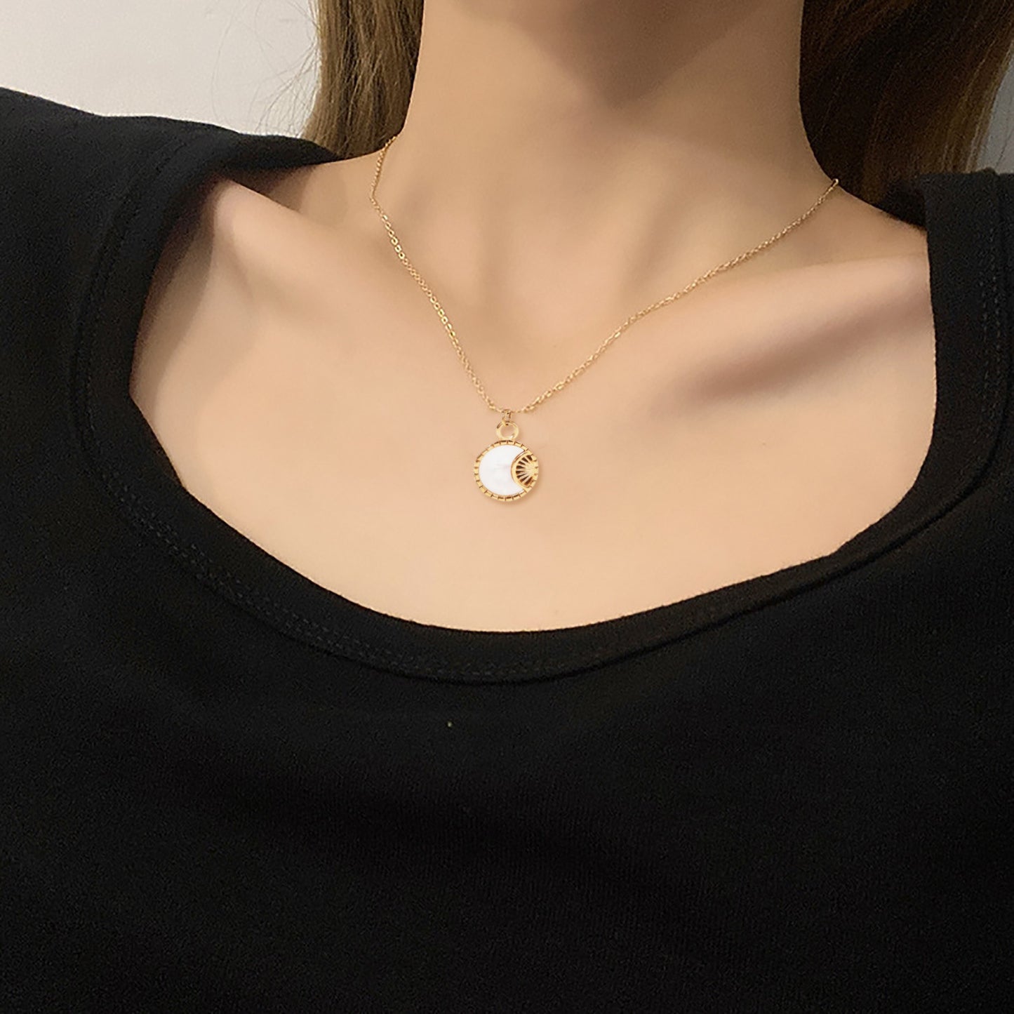 Round shell pendant necklace jewelry for women