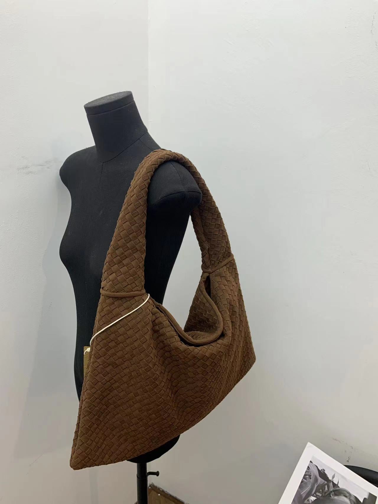 Suede woven tote bag simple and fashionable handbag underarm single shoulder bag large capacity suction buckle